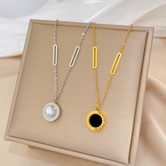 Collar con Colgante de Números Romanos en Nácar, Geométrico y Minimalista, de Acero de Titanio con Baño de Oro para Mujer