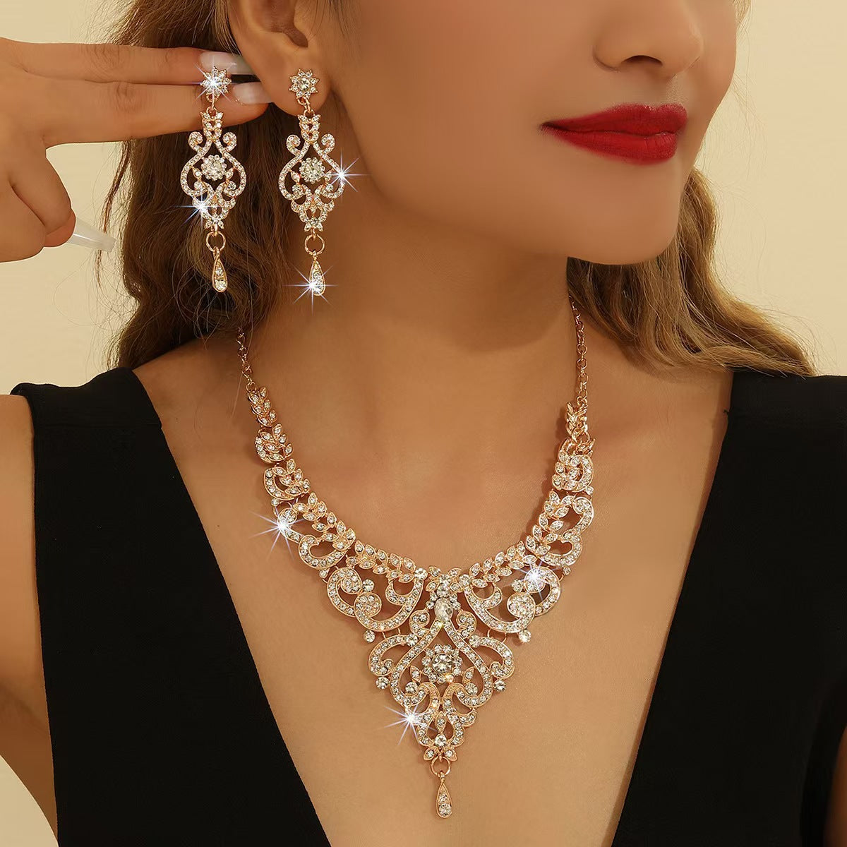 Set di collana e orecchini da donna esagerati, stile vintage, a forma di cuore e goccia, in lega di zinco con intarsi in strass e catena a maglia O