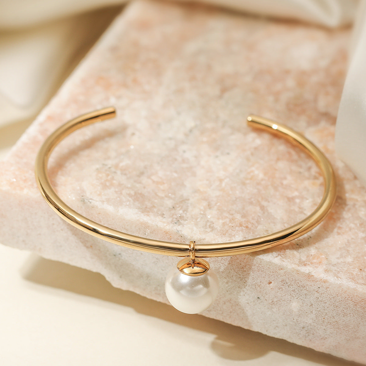 Minimalist Irregular Pearl Pendant Bracelet for Women in Stainless Steel with 18K Gold Plating