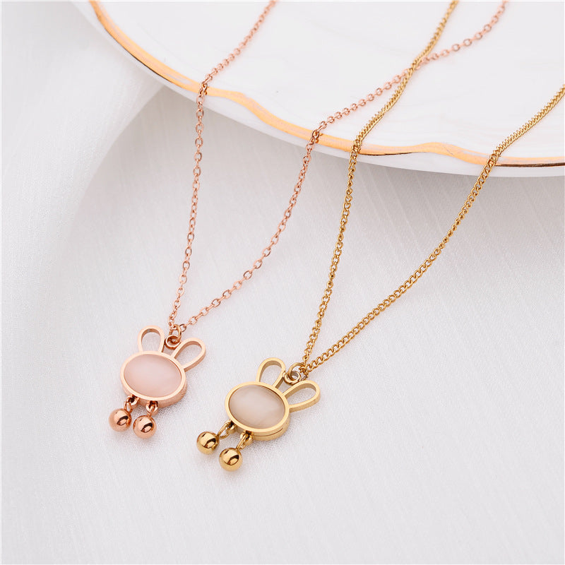 Graziosa collana con ciondolo a forma di orecchie di coniglio con pietra Cat's Eye e accenti in madreperla bianca, base in acciaio al titanio con placcatura in oro, catena a onda d'acqua, stile locket ipoallergenico