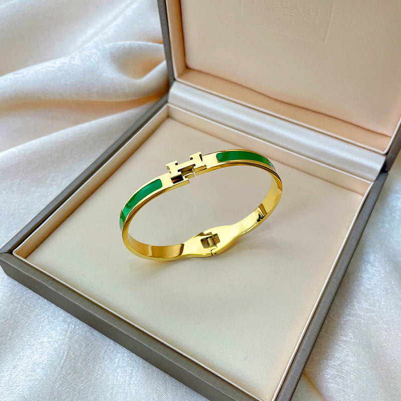 Bracciale minimalista in titanio e acciaio placcato oro rosa con intarsio in strass e design dalla forma irregolare