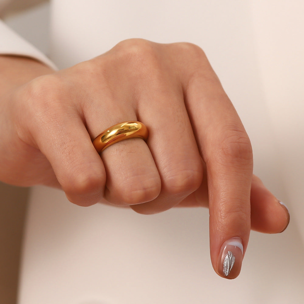 Anello da donna in acciaio al titanio geometrico minimalista con placcatura in oro 18 carati e superficie liscia a cupola