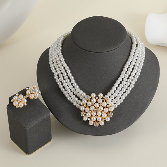 Elegante conjunto de collar y pendientes de perlas florales para mujer, estilo de lujo ligero, gargantilla de perlas de varias hebras con colgante de aleación y construcción de cuentas