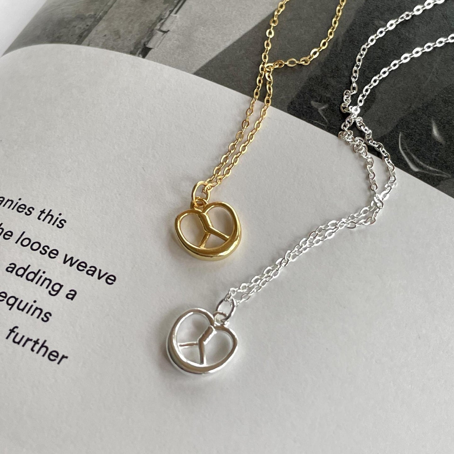 Collana con Pendente Nodo Geometrico Minimalista per Acqua Alcalina in Argento Sterling 925 con Finitura Placcata