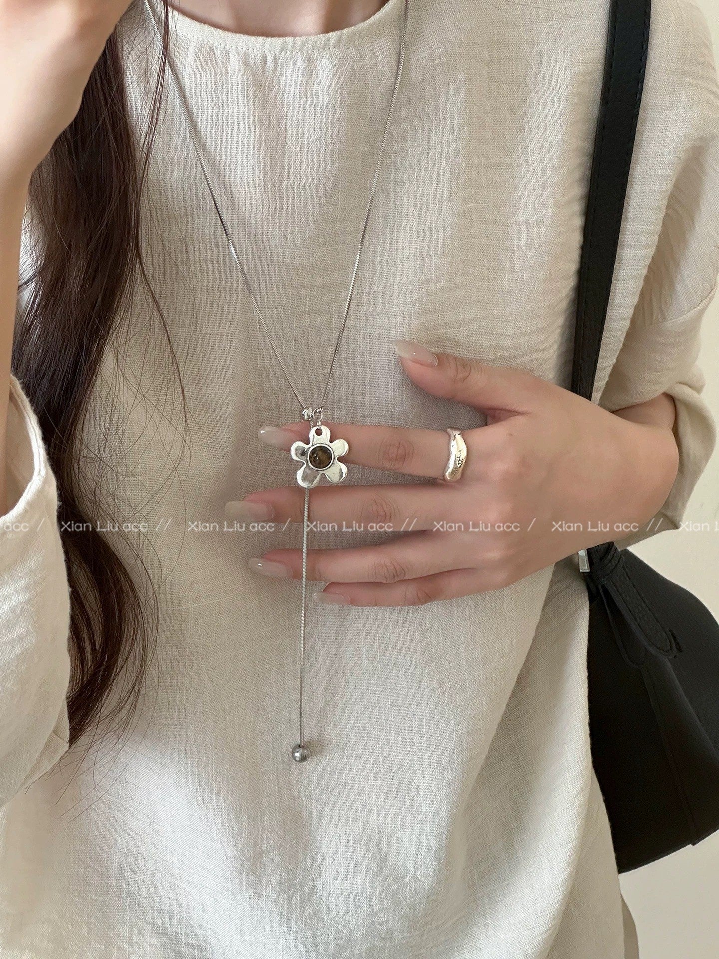 Collana con Pendente Geometrico Minimalista da Donna in Lega con Finitura Elettroplaccata — Catena Leggera per Maglione, Accessorio di Lusso Versatile