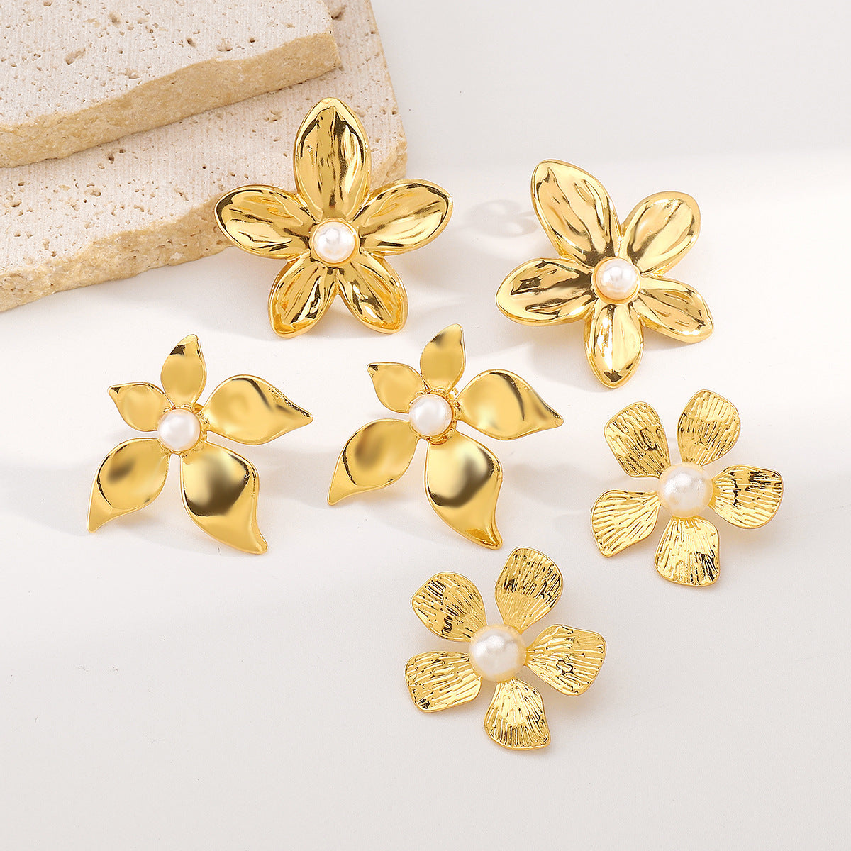 Pendientes minimalistas de acero inoxidable con diseño floral vintage, baño de oro de 14 quilates e incrustaciones de perlas