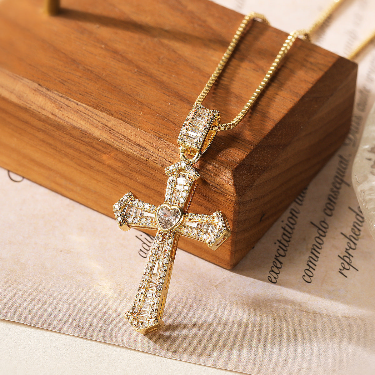 Collana con ciondolo a croce minimalista da donna in ottone placcato oro 18 carati e intarsi in zirconi