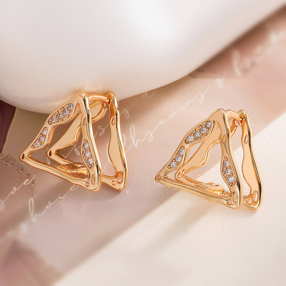 Orecchini da donna minimalisti geometrici a traforo in rame placcati oro 18K con accenti di zirconi