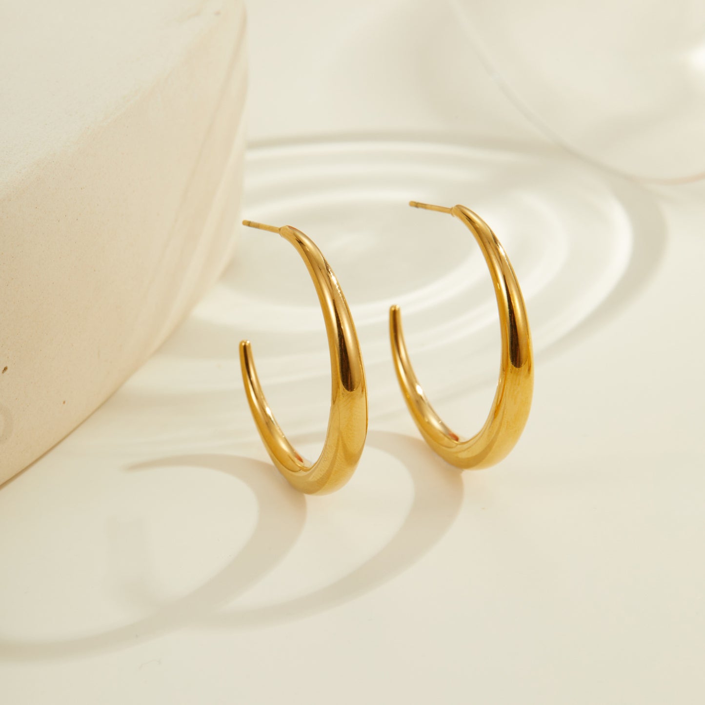 Orecchini da donna geometrici minimalisti a cerchio in acciaio inossidabile con placcatura in oro PVD sottovuoto