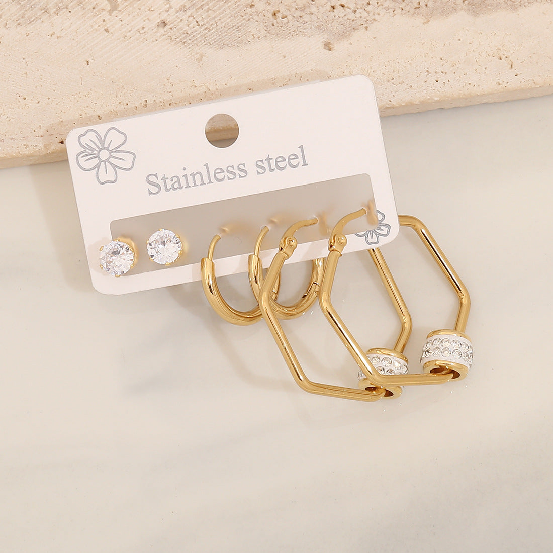 Orecchini a perno geometrici in acciaio inossidabile alla moda con dettagli a cuore in strass da donna