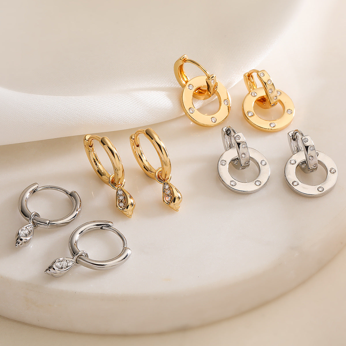 Orecchini geometrici minimalisti in rame placcati oro 18K con zirconi per donna