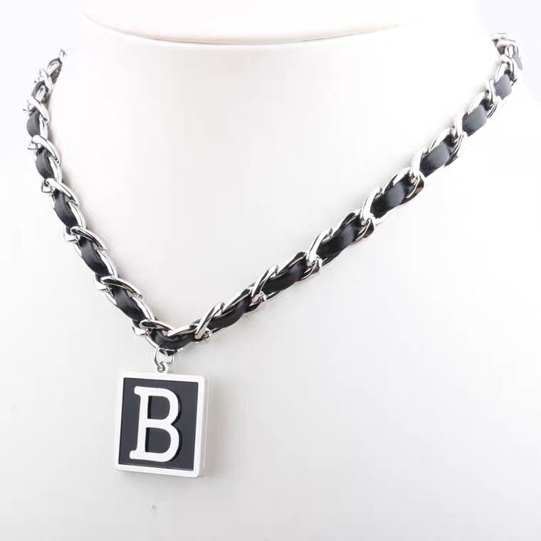 Collar con colgante de letra B geométrica de moda en acero de titanio con acabado chapado estilo gargantilla corta