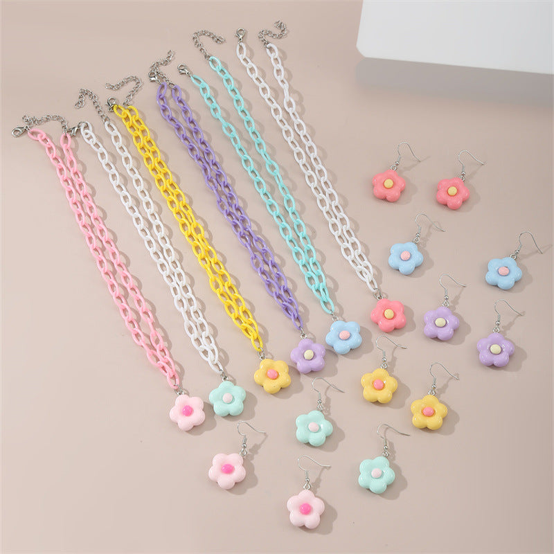 Collar con colgante de lazo acrílico minimalista color caramelo para niños con acabado esmaltado y cadena de cuentas