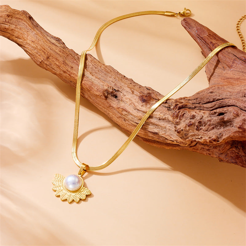 Collana da donna in acciaio inossidabile placcato oro con ciondolo a ventaglio in piuma d'ispirazione vintage e intarsi in perle