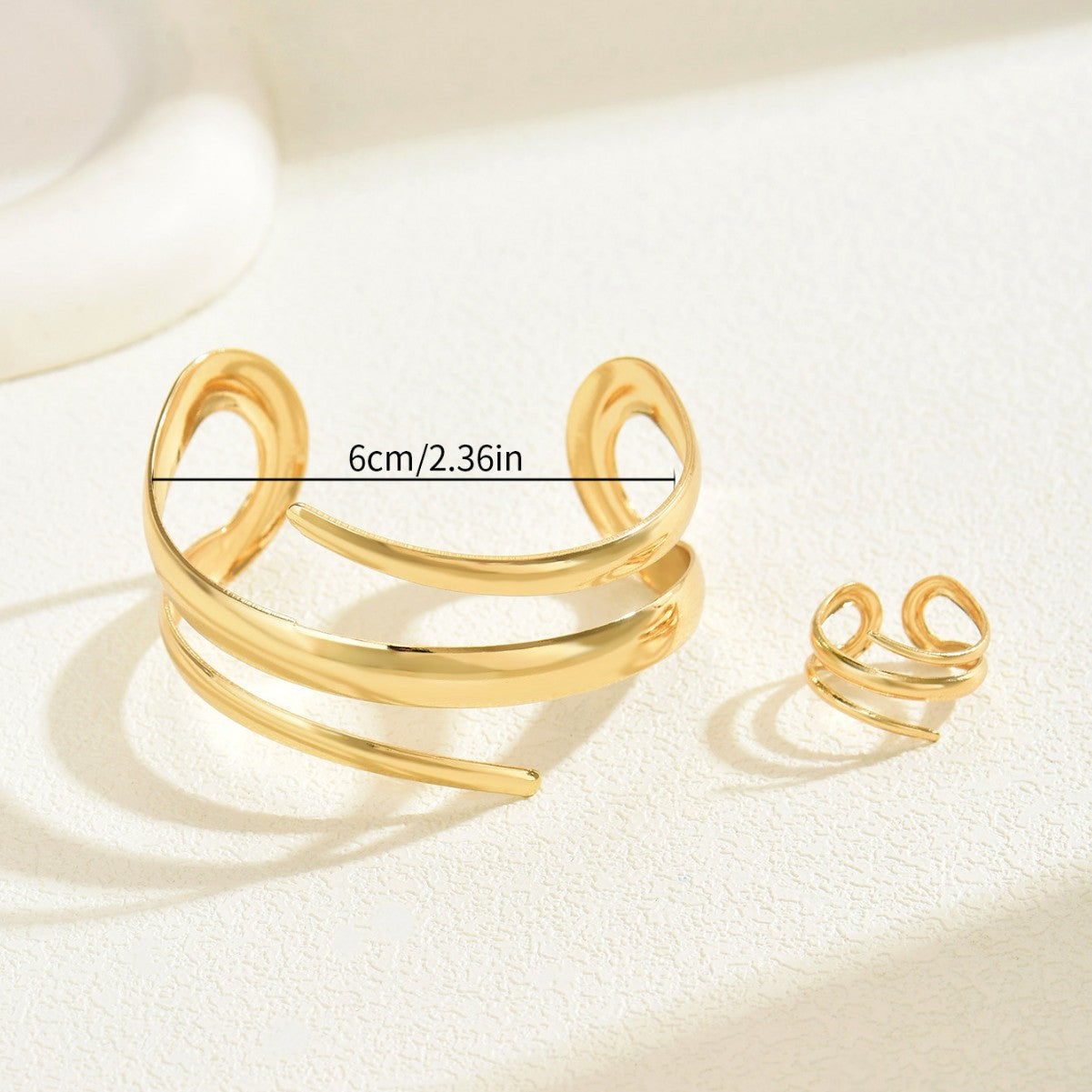 Set di Bracciale e Anello Geometrico Minimalista da Donna in Lega con Finitura Placcata, Design Curvo, Accessorio di Moda