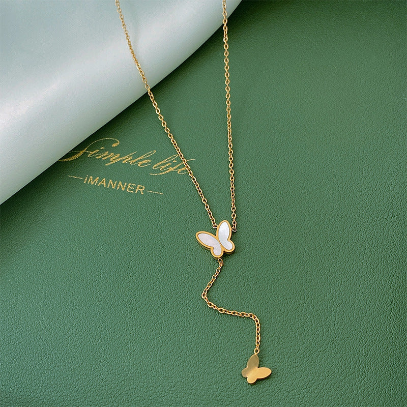 Collana con ciondolo a farfalla in abalone color freddo minimalista da donna, catena a clavicola placcata in acciaio al titanio