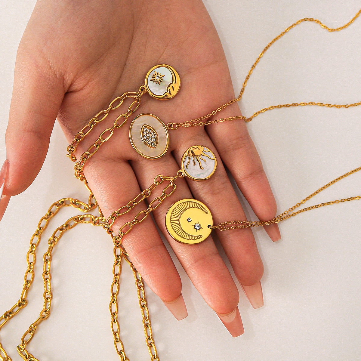 Collana pendente Sole e Luna geometrici da donna in acciaio inossidabile con placcatura in oro 18 carati e intarsio di strass su delicata catena a clavicola