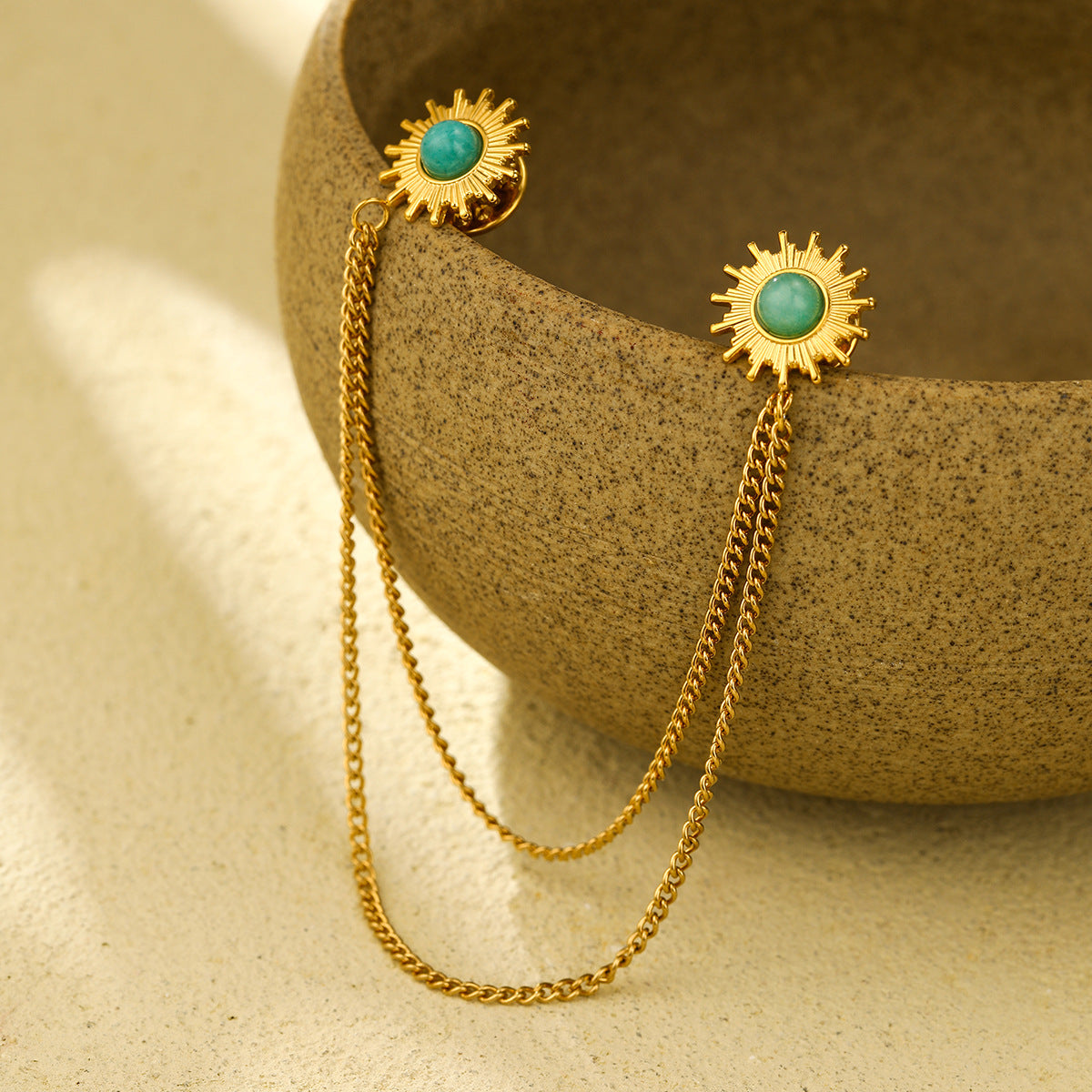 Fashionable Sunflower-Shaped Stainless Steel Lapel Pin with Plated Finish for Men and Women
