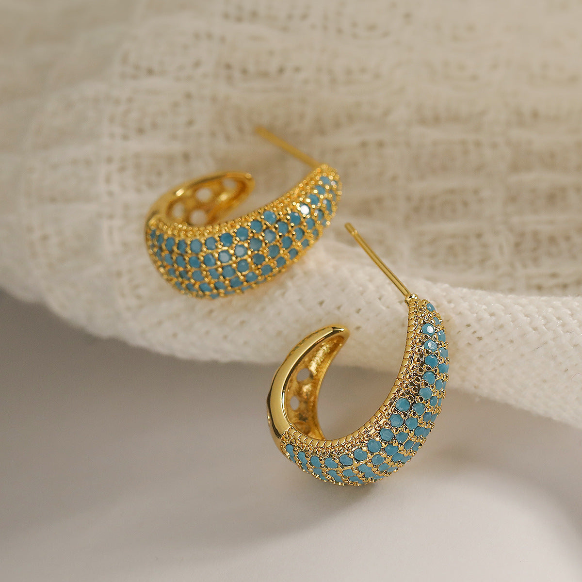 Orecchini Geometrici Minimalisti in Rame con Placcatura in Oro Vero e Intarsi in Zircone per Donna