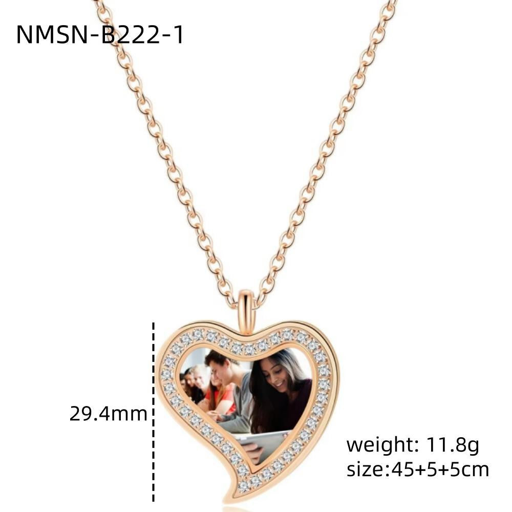 Collana da donna minimalista placcata oro 18K con ciondolo a forma di cuore geometrico in acciaio inossidabile e barretta con zirconi cubici