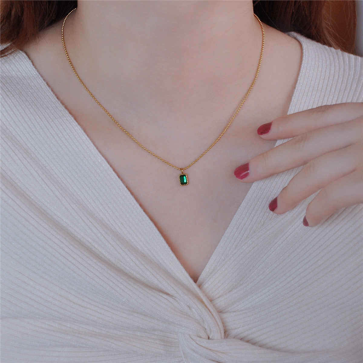 Collana da donna minimalista con perline geometriche in zirconia verde smeraldo, placcata in acciaio al titanio, delicata catena per clavicola