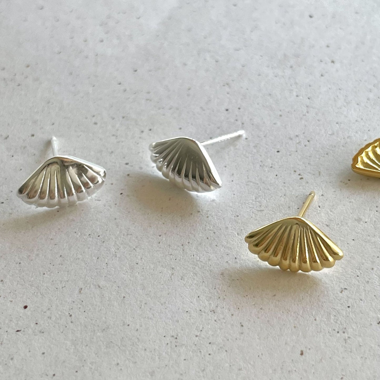 Pendientes minimalistas de tuerca con letra y concha irregular de plata de ley 925