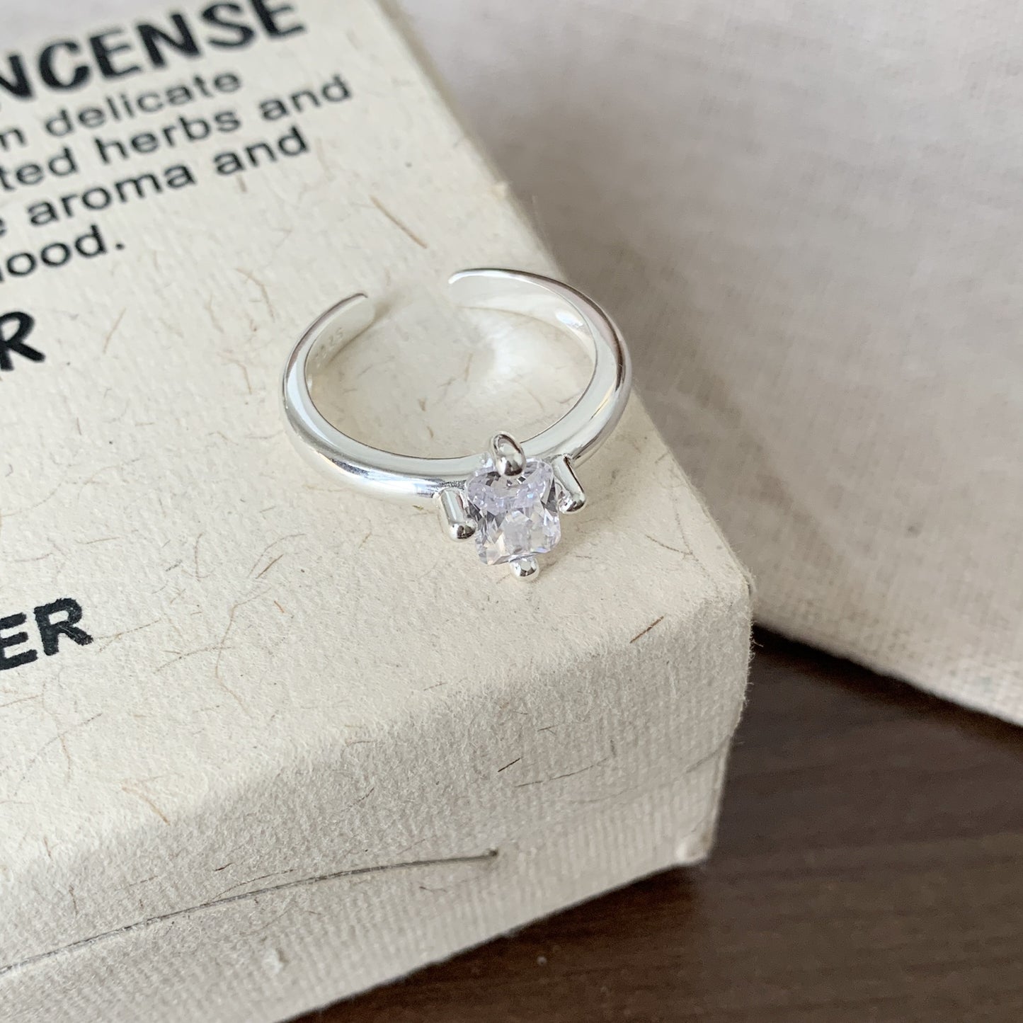 Anello da donna minimalista dolce in argento sterling 925 con zirconi cubici geometrici rettangolari intarsiati