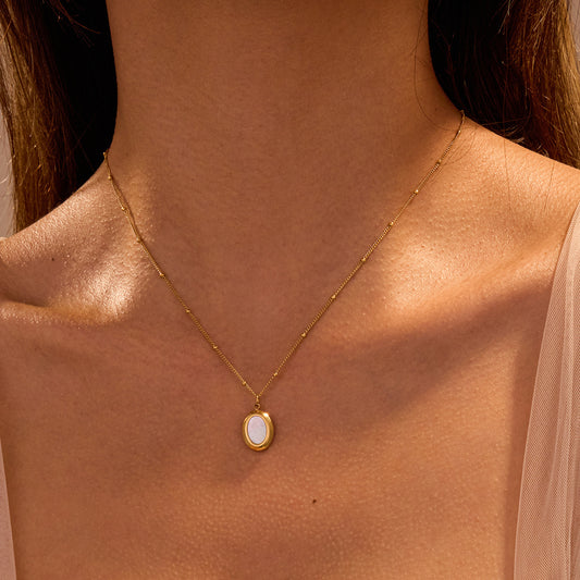 Collana con ciondolo geometrico ovale minimalista in abalone bianco in acciaio al titanio con finitura placcata per donna
