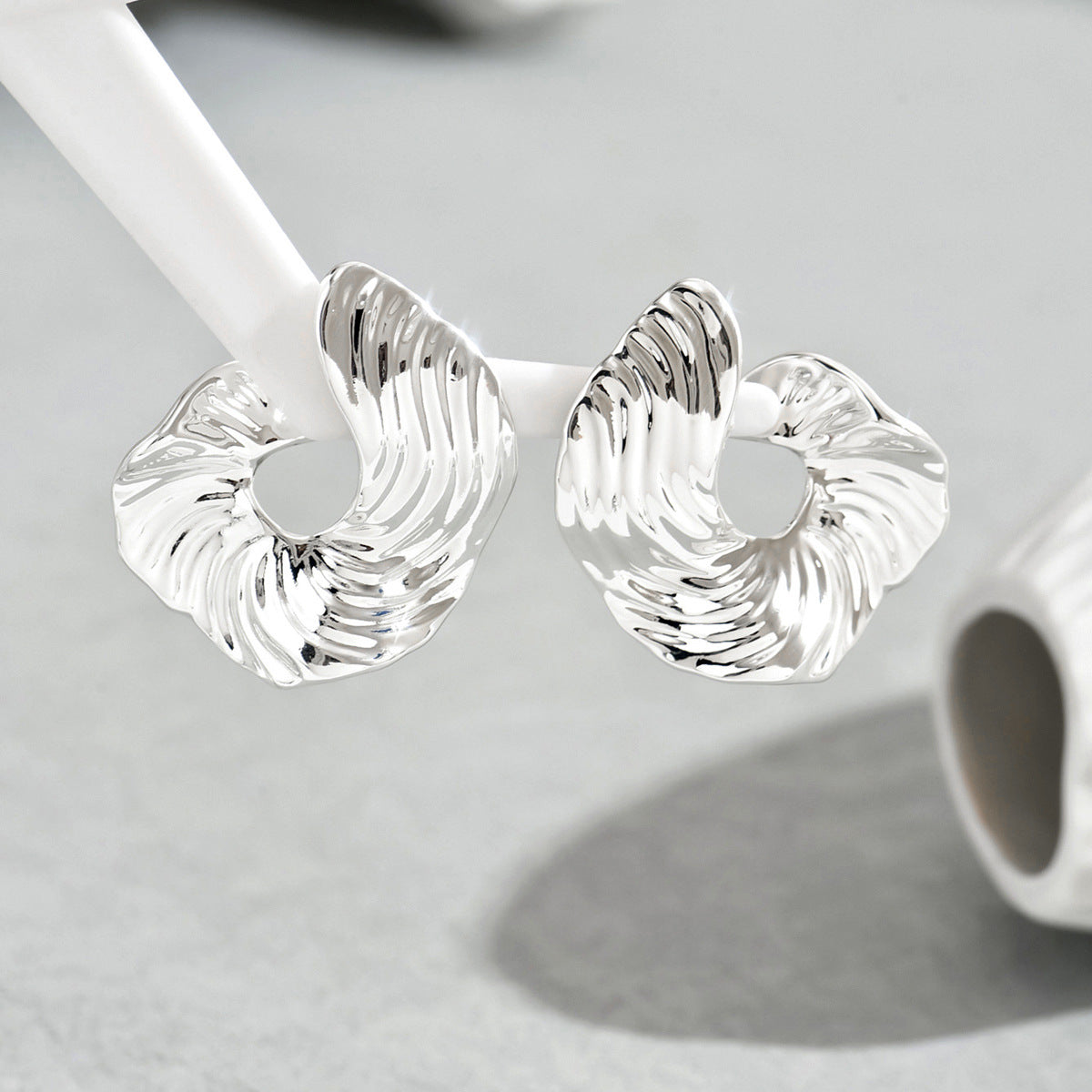 Pendientes minimalistas de aleación de zinc galvanizados con textura plisada en forma de U para mujer