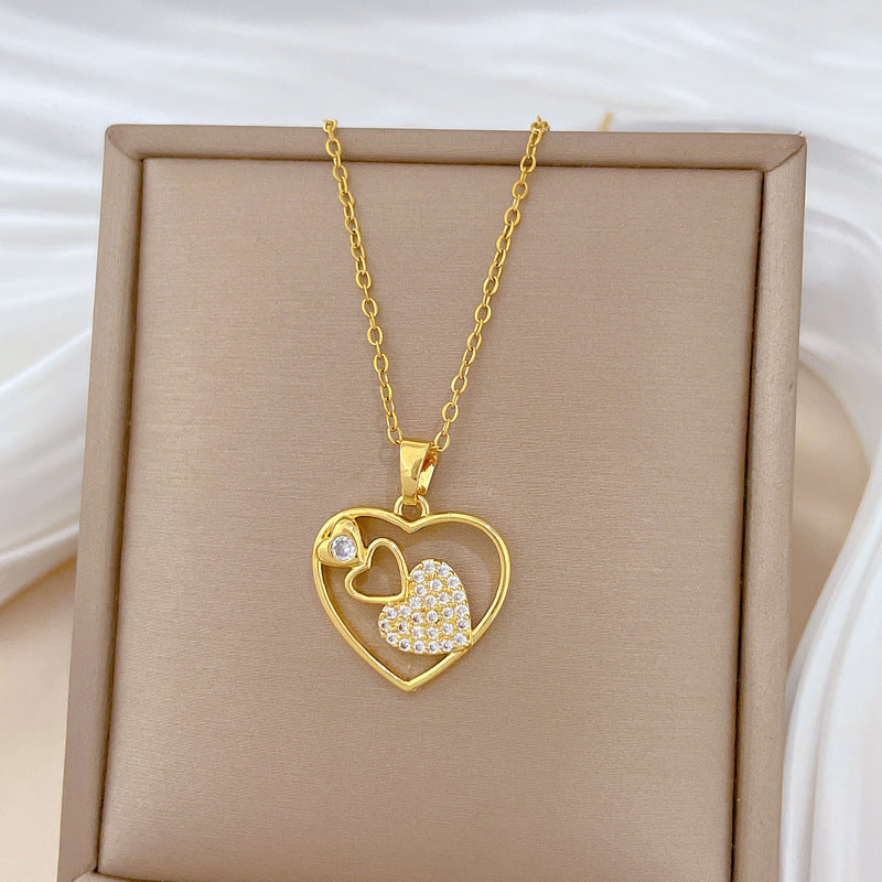 Collana con ciondolo a cuore geometrico minimalista e cavo per donna in acciaio al titanio con accenti di strass