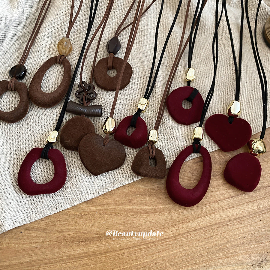 Collana girocollo con ciondolo in resina floreale minimalista da donna, catena leggera per maglione con estetica di lusso