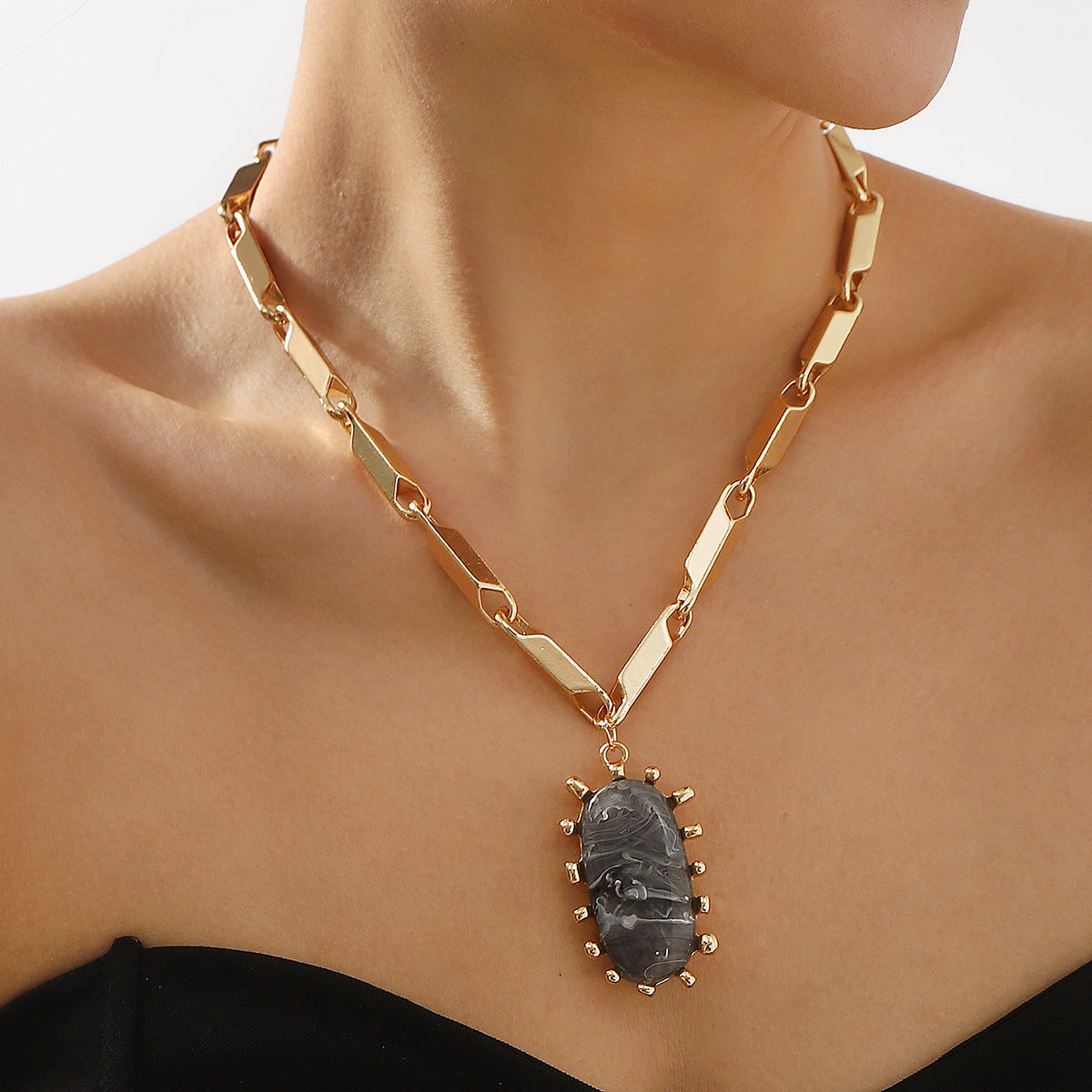 Collana con Ciondolo in Resina Geometrico Minimalista da Donna con Catena in Lega Galvanizzata