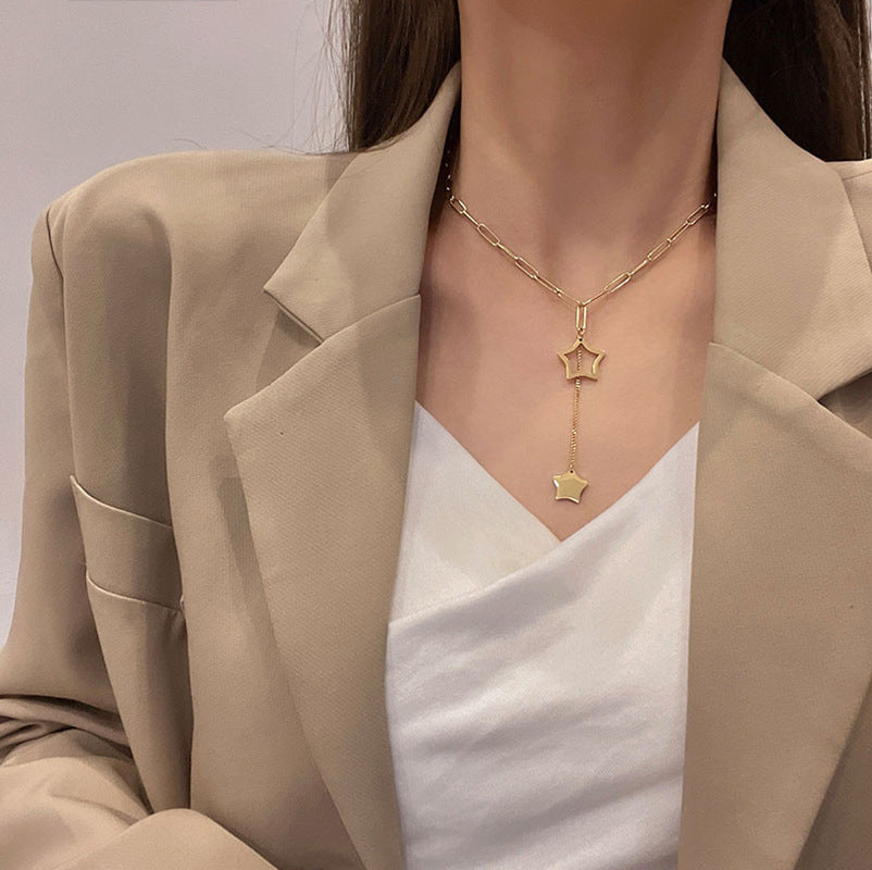 Collar minimalista con colgante de estrella hueca de cinco puntas con flecos en acero titanio con baño para mujer