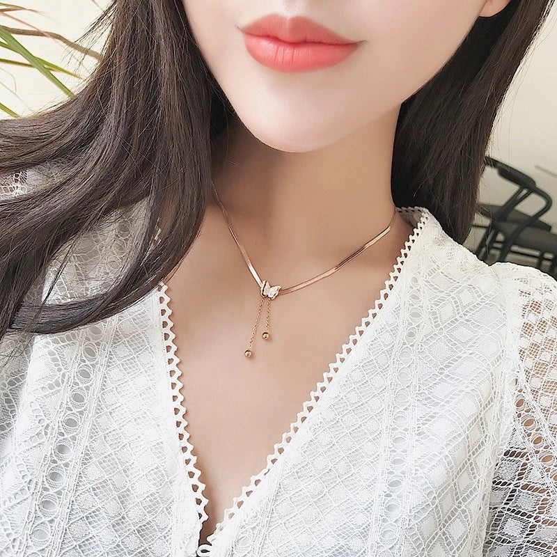 Collar Minimalista con Colgante de Mariposa de Acero de Titanio con Chapado en Oro Rosa y Cadena de Serpiente para Mujer
