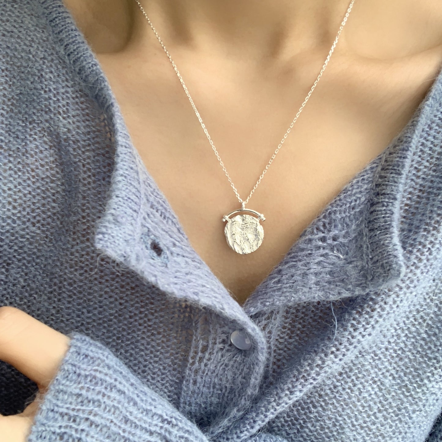 Collana con Ciondolo Geometrico Astratto in Argento Sterling 925 e Catena a Sfera