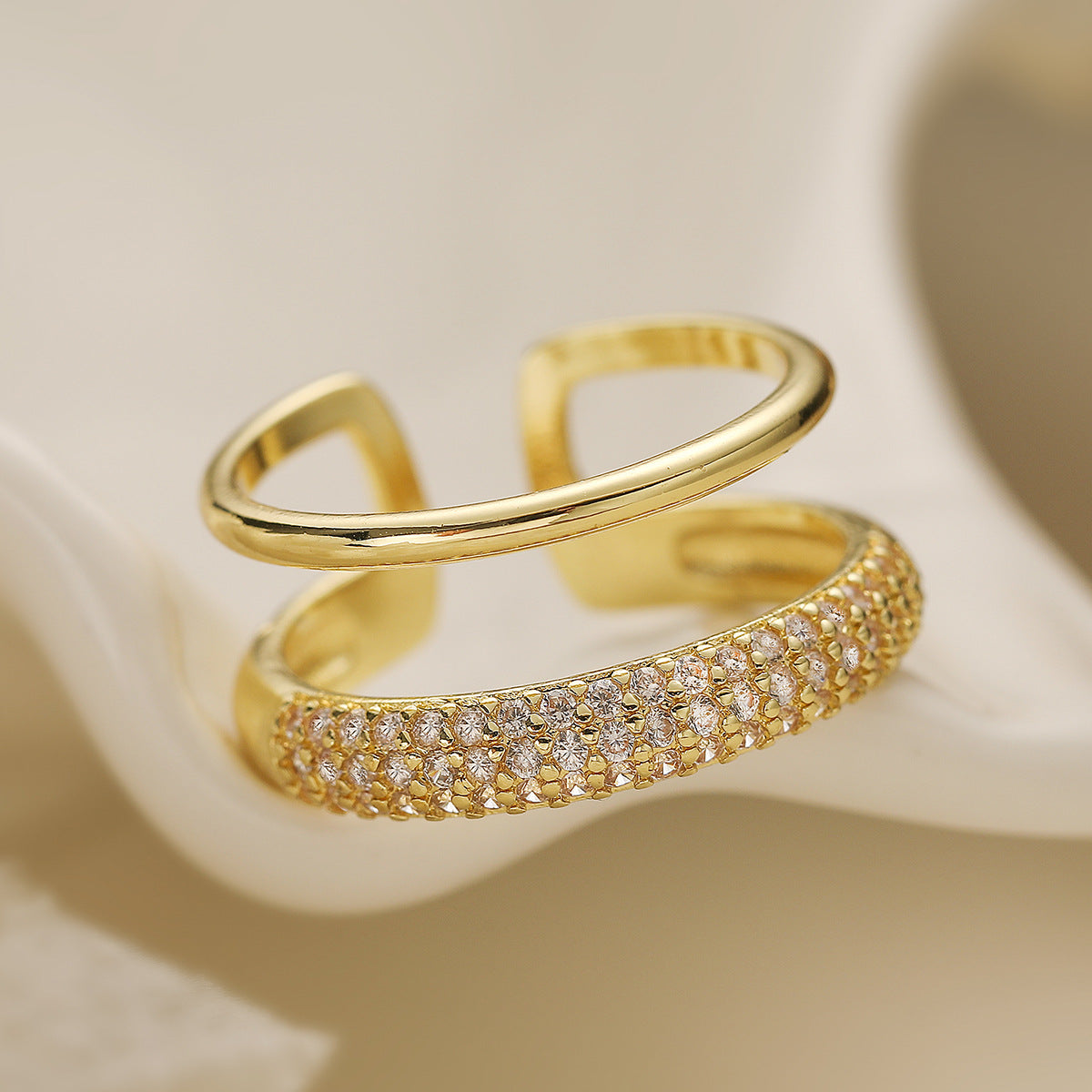 Anello Aperto Geometrico Minimalista da Donna in Ottone con Placcatura in Oro Vero e Intarsi in Zircone