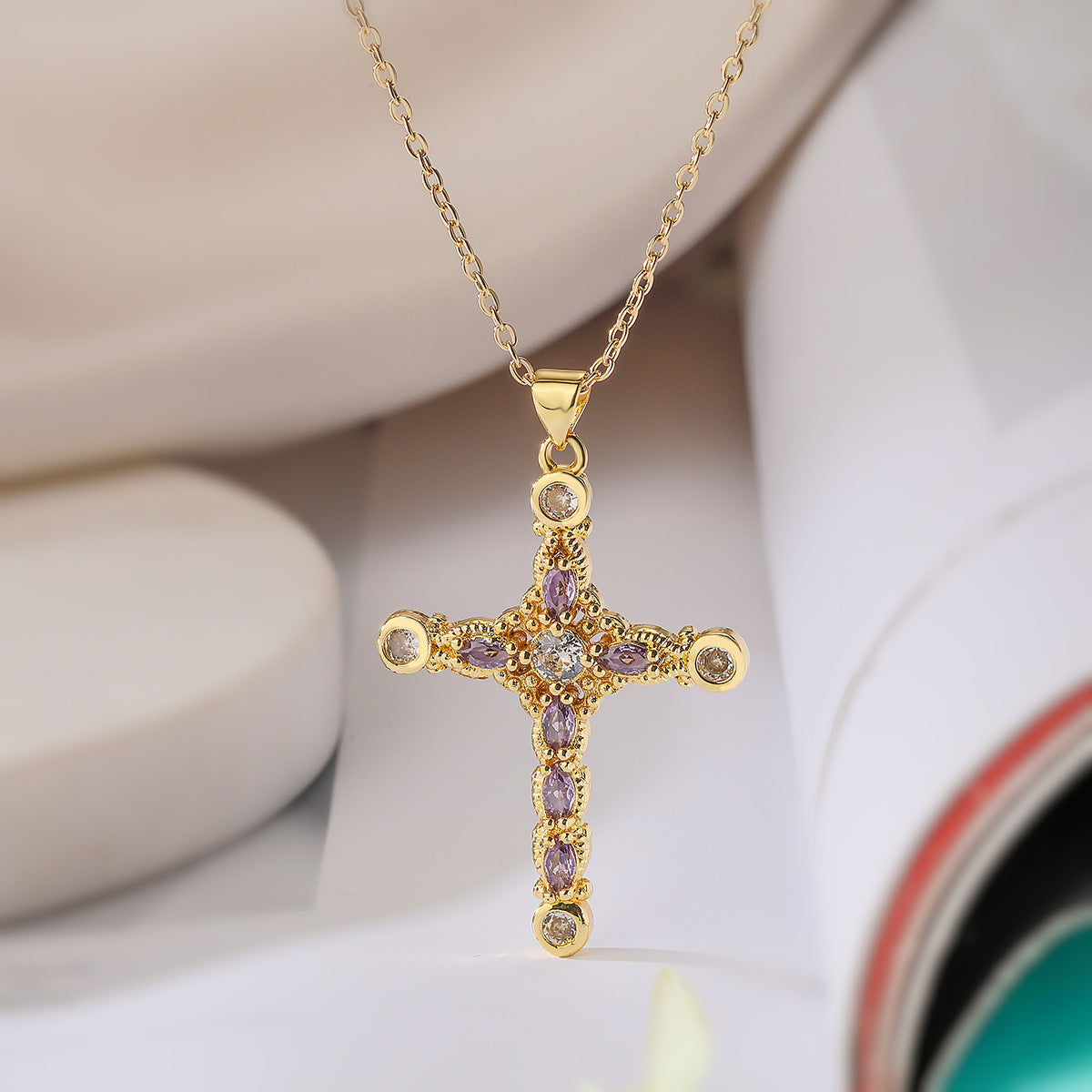 Collana Pendente a Croce Minimalista da Donna con Base in Rame Placcata in Oro Vero e Intarsi in Zircone