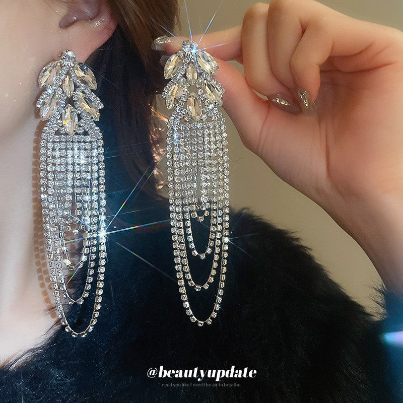 Orecchini a perno di lusso con lega geometrica irregolare e intarsio di strass, placcati argento, alla moda e versatili da donna