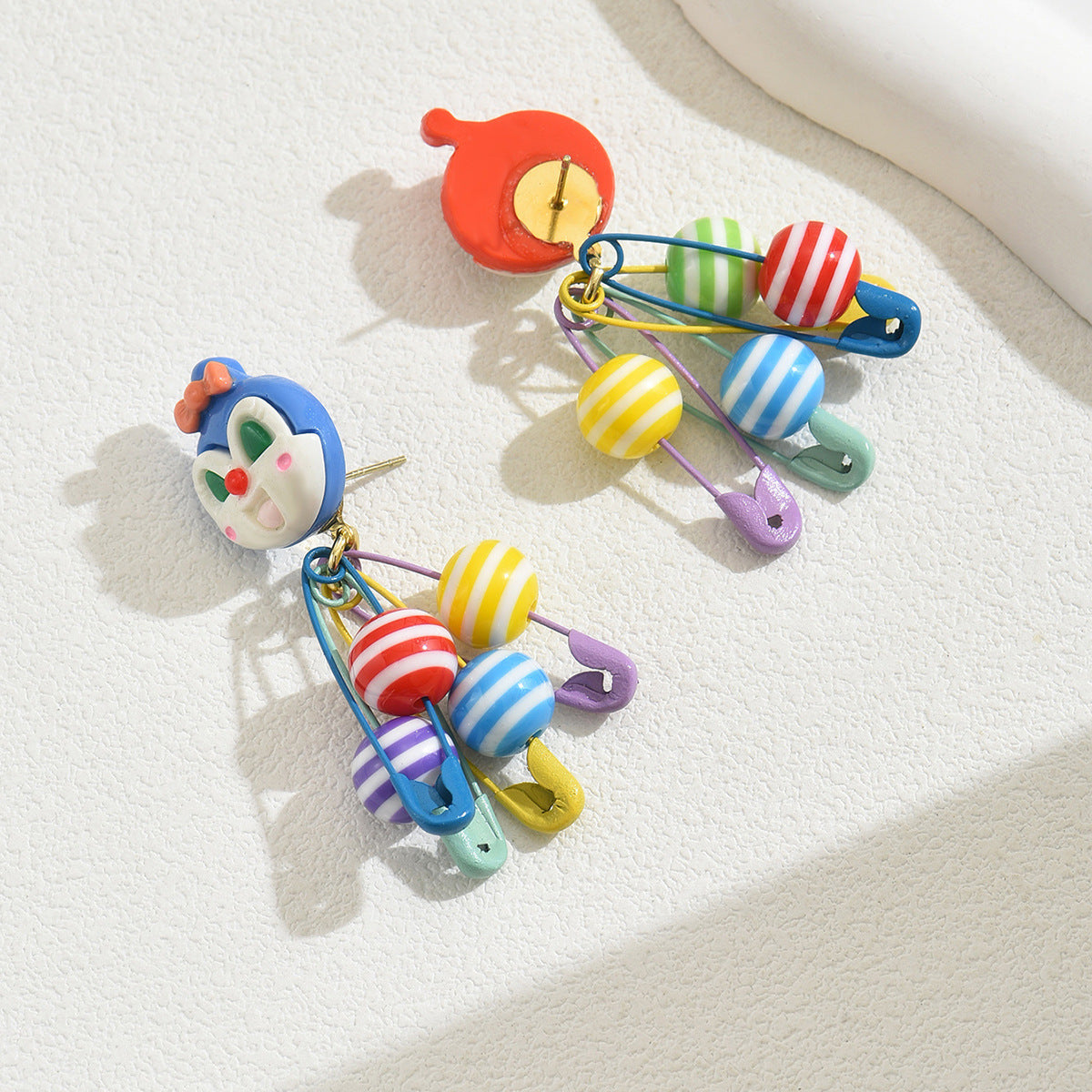 Pendientes de aleación de zinc con diseño de payaso de dibujos animados, con acabado chapado, para mujer