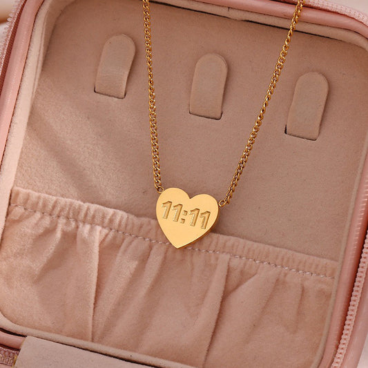 Collana Minimalista con Pendente a Cuore 11:11 in Acciaio Inossidabile Placcato Oro per Donna