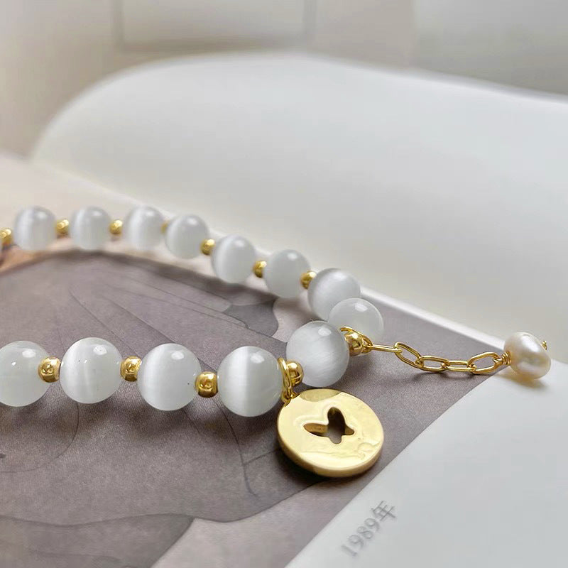 Bracciale da donna minimalista con pietra occhio di gatto bianca a forma di farfalla, design geometrico ed eleganti dettagli in cristallo