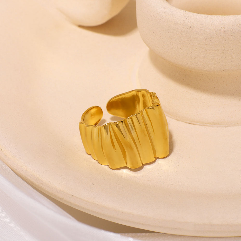 Anello a onda geometrica in acciaio inossidabile placcato oro 18 carati per uomo e donna — Fascia regolabile minimalista con motivo a increspature testurizzate