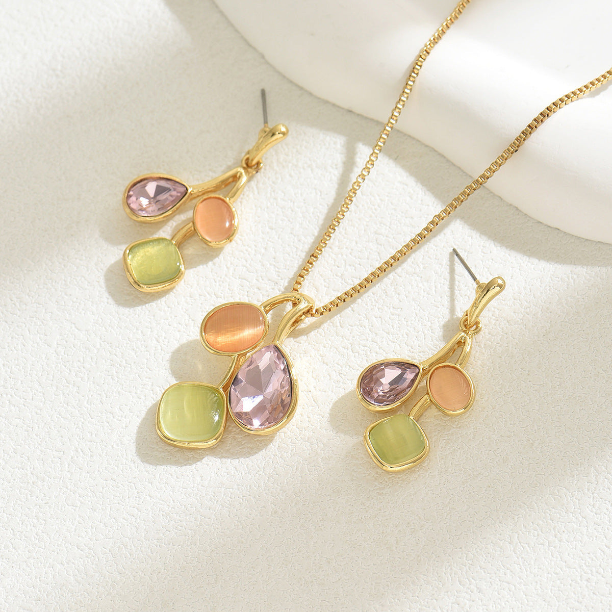 Conjunto de Collar y Pendientes de Mujer de Estilo Académico Minimalista Inspirado en el Bosque con Colgante Geométrico, Incrustaciones de Circones, Cadena y Aretes de Cobre