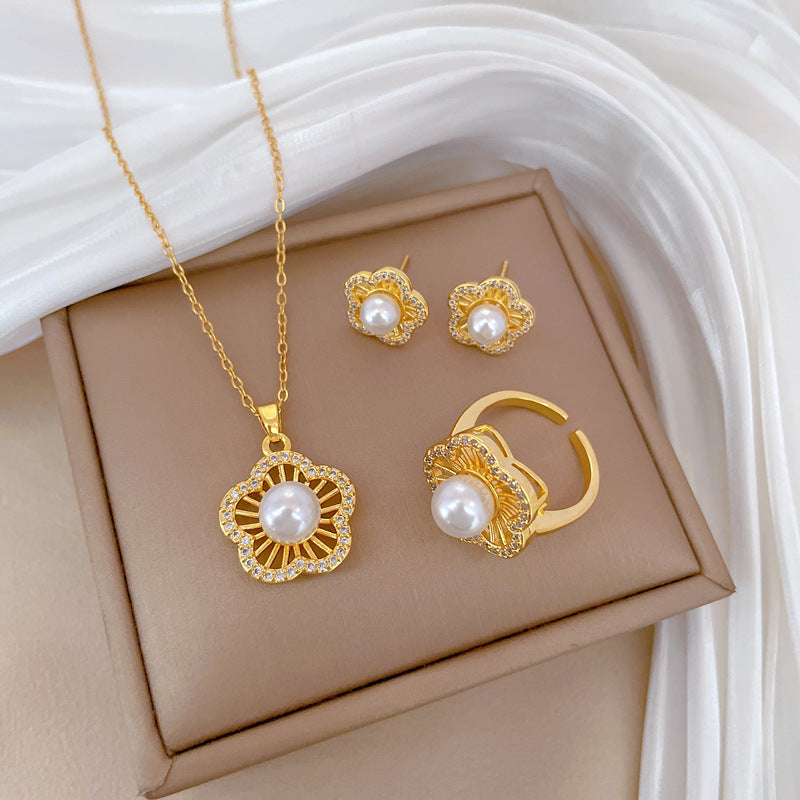 Elegante set collana e orecchini con fiore a cinque petali e perle in acciaio al titanio con intarsio di strass da donna