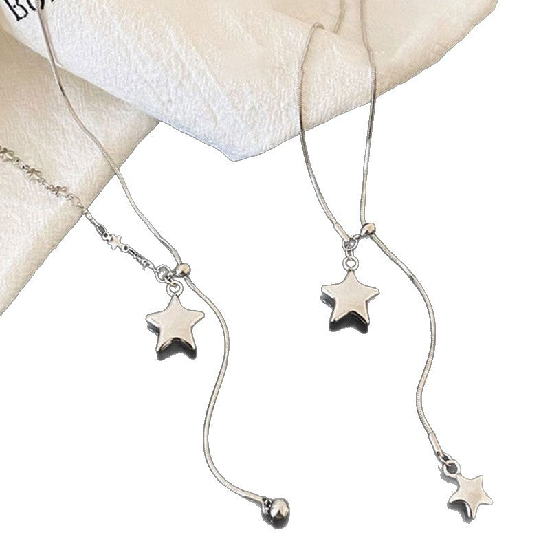 Collana con ciondolo a stella asimmetrica minimalista in rame placcato per donna, catena leggera per maglione con estetica di lusso
