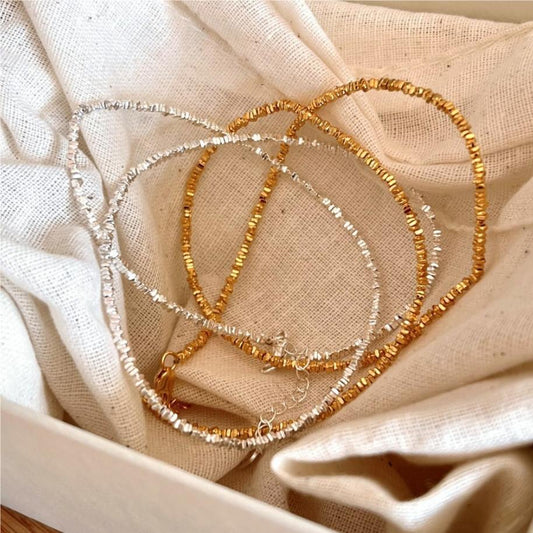 Collar minimalista de plata de ley 925 con forma geométrica de cadena de serpiente y detalles de arcoíris