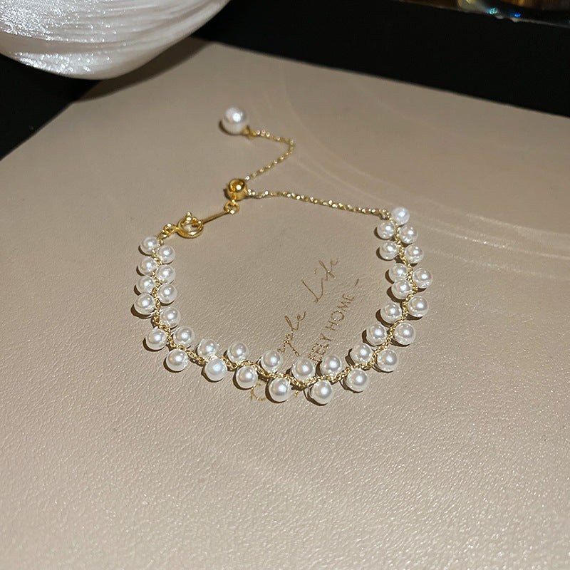 Elegante pulsera trenzada francesa de doble hilera con perlas de imitación para mujer, con detalles geométricos y acabado artesanal