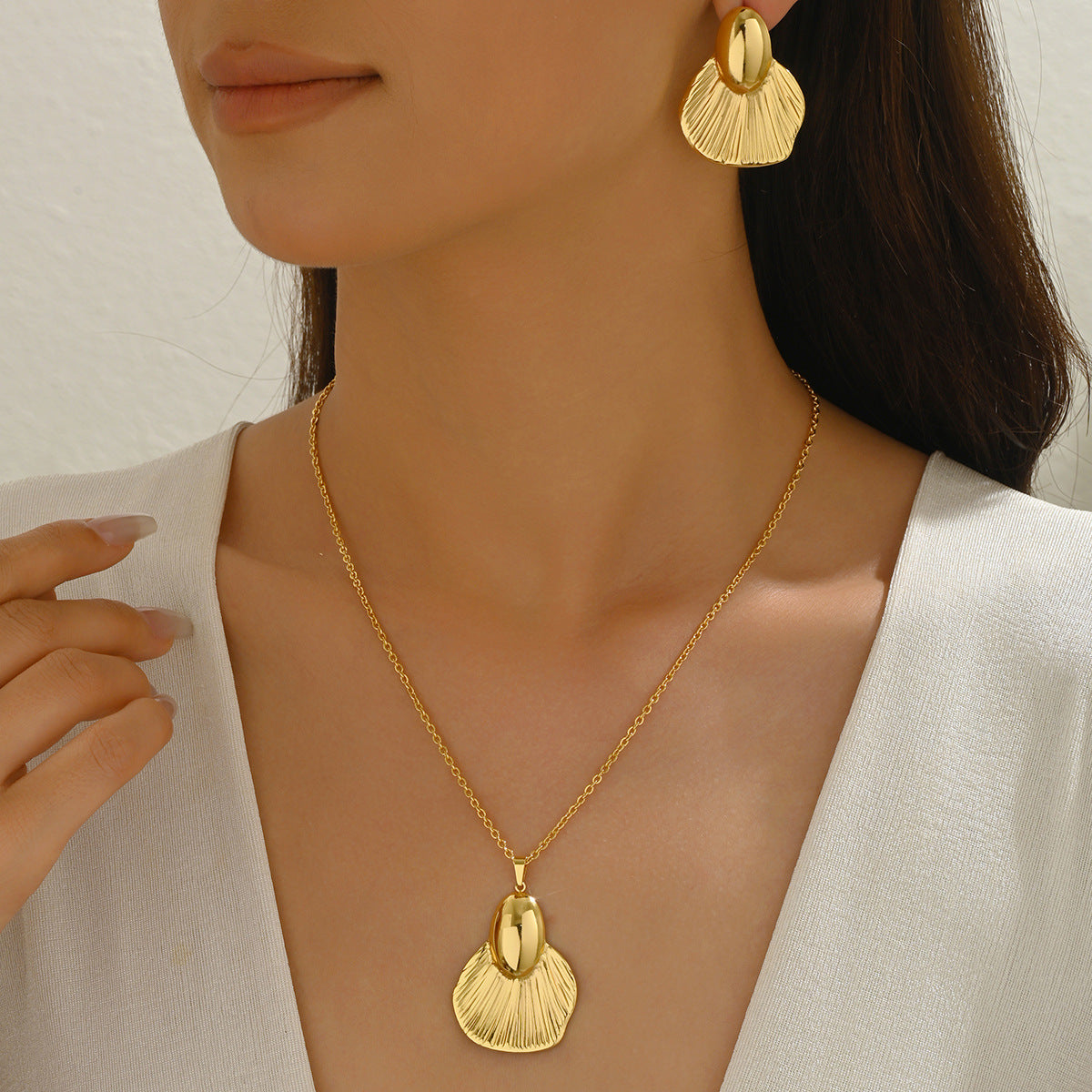 Set di collana e orecchini da donna in lega con texture floreale geometrica a foglia e finitura placcata