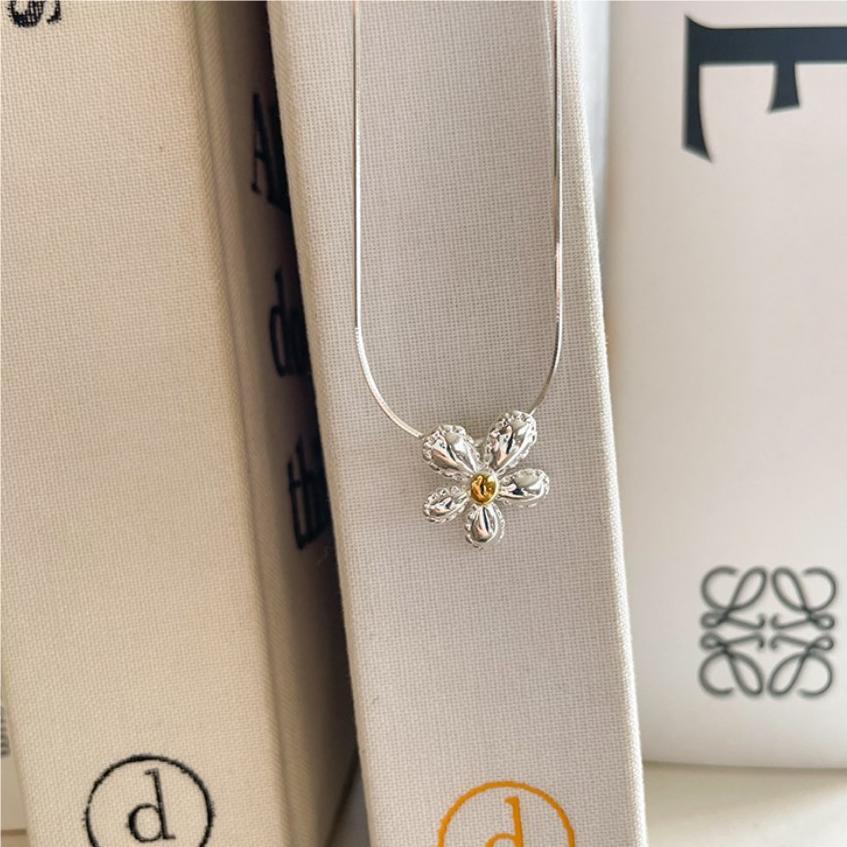 Elegante collana con ciondolo a margherita in argento sterling 925 con catena a serpente, design geometrico minimalista, con accenti arcobaleno, placcata argento anallergica