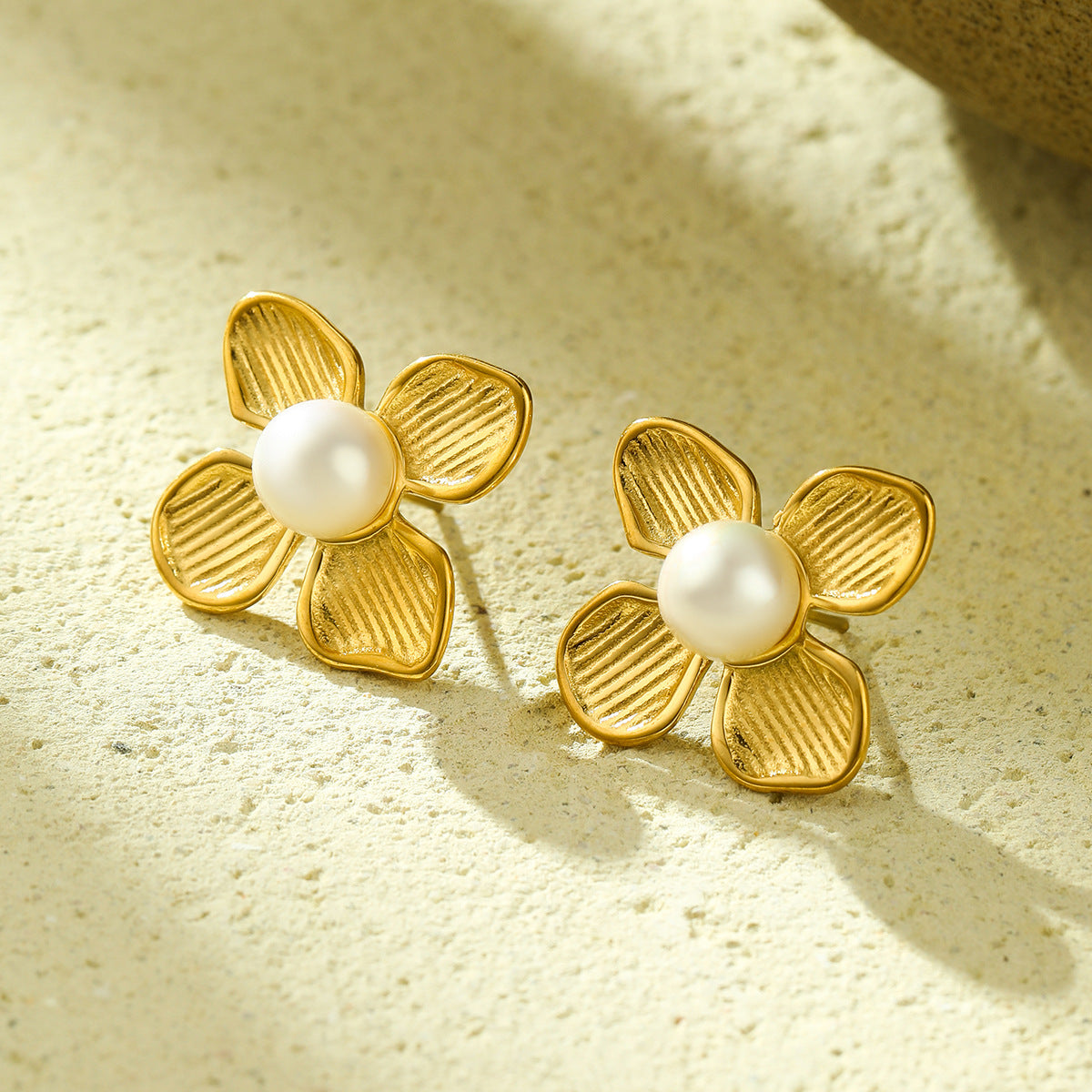 Pendientes minimalistas de titanio con forma floral, incrustaciones de perlas y acabado chapado para mujer